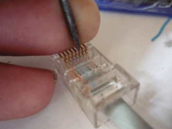 обжим интернет кабеля с помощью отвертки