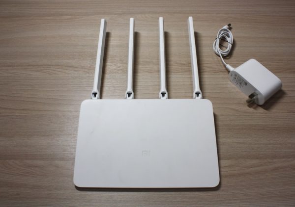 Xiaomi Router 3 и его адаптер питания