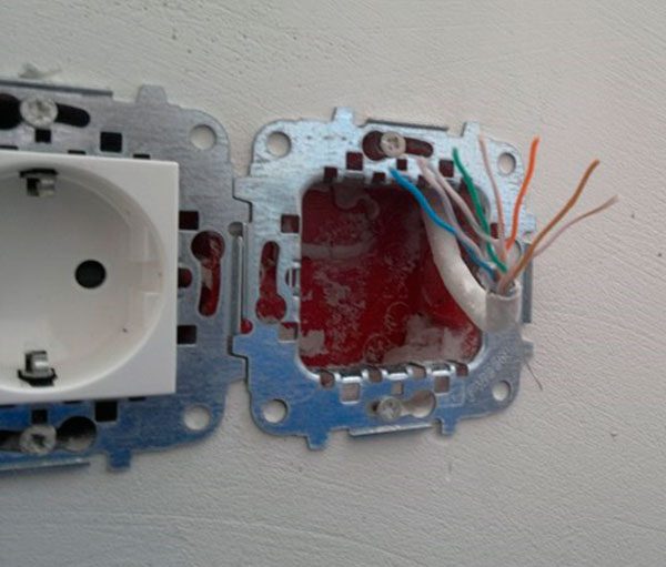 Выход кабеля под интернет-розетку