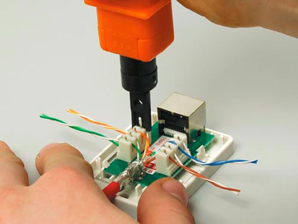 Обжим кабеля в розетке