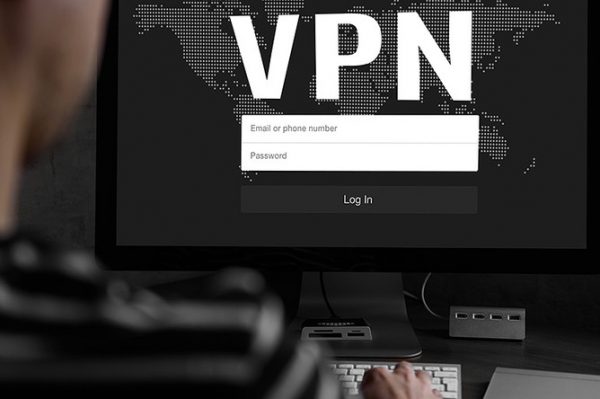 Монитор компьютера с надписью VPN