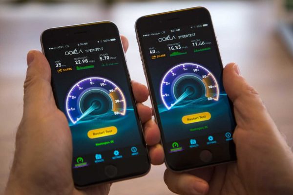 На экранах двух мобильных телефонов отображено сравнение скорости в разных сетях LTE