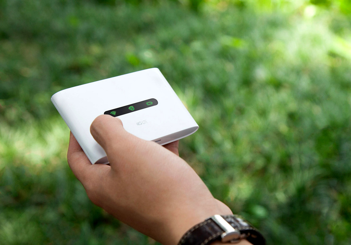 Портативный роутер TP-LINK M7300 помещается в руке