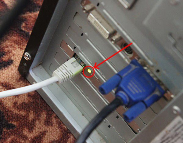 Индикатор сетевой карты на задней крышке системного блока