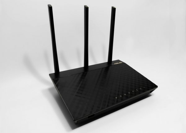 Маршрутизатор ASUS RT-AC66U B1 с тремя внешними антеннами