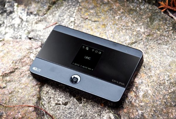 Портативный роутер TP-Link M7350 лежит на камне