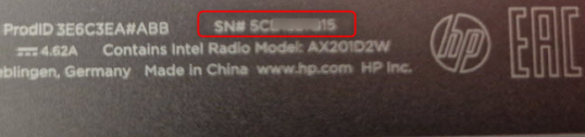 На этом ноутбуке HP серийный номер напечатан на задней панели маленькими буквами.