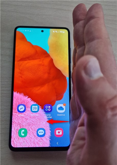 Проведите ладонью справа налево