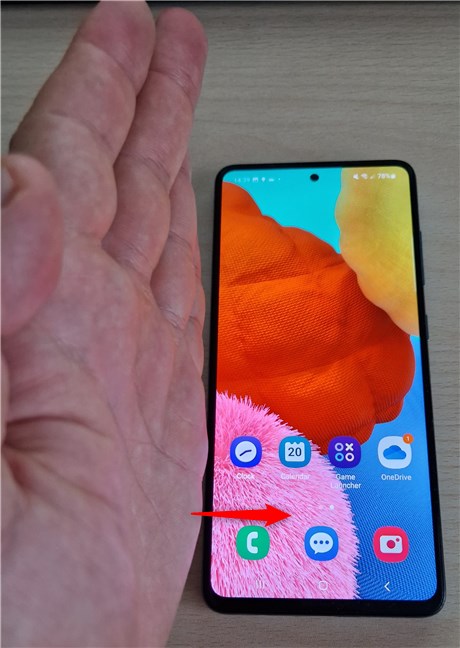 Проведите ладонью слева направо