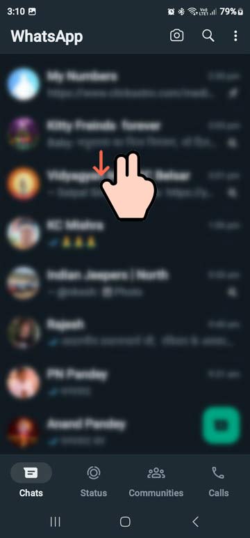 проведите вниз по экрану чата WhatsApp