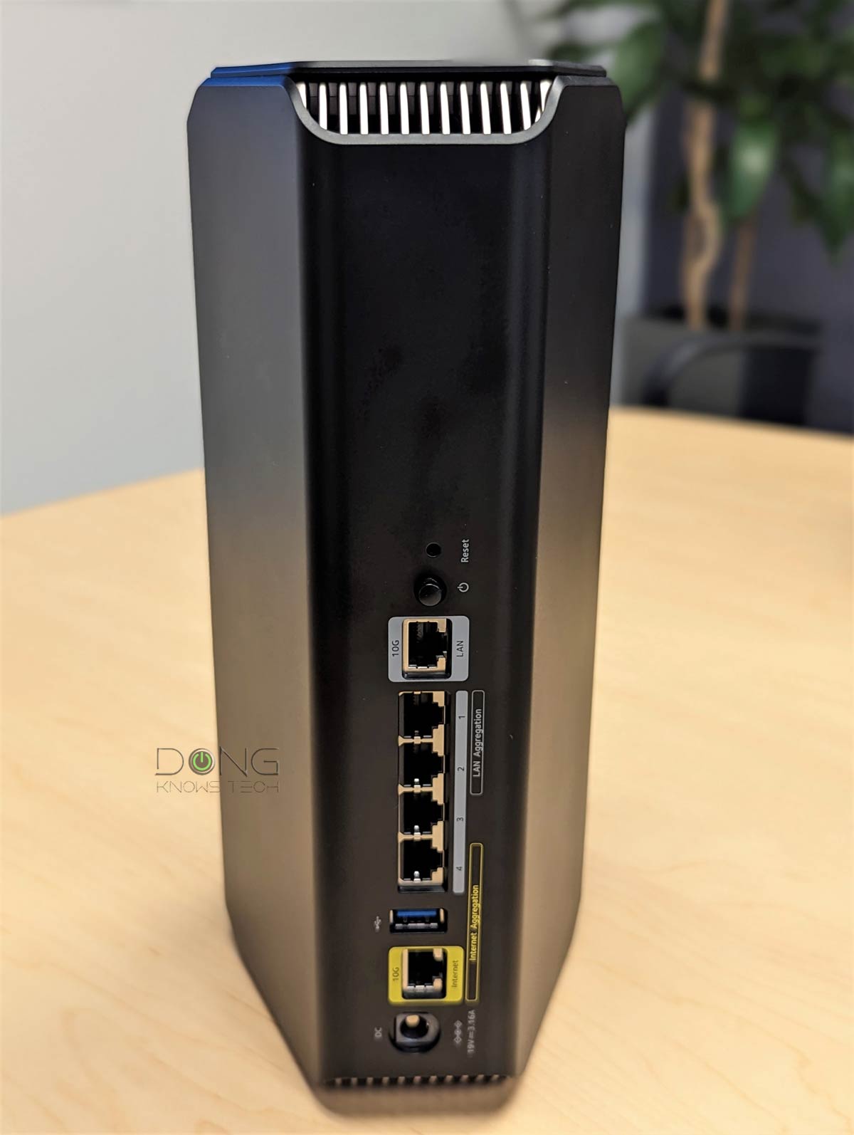 Маршрутизатор Netgear Nighthawk RS700 Wi-Fi 7 сзади