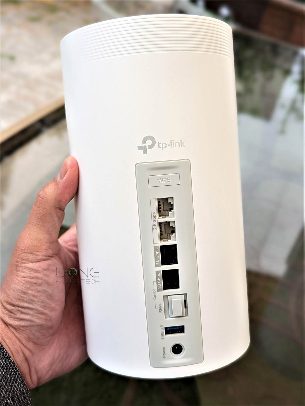 Портовая сторона TP Link Deco BE85 Wi Fi 7 Mesh System под рукой
