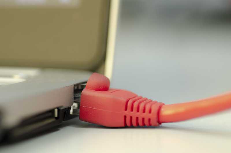 проверьте, нет ли у модема и/или маршрутизатора порта RJ45