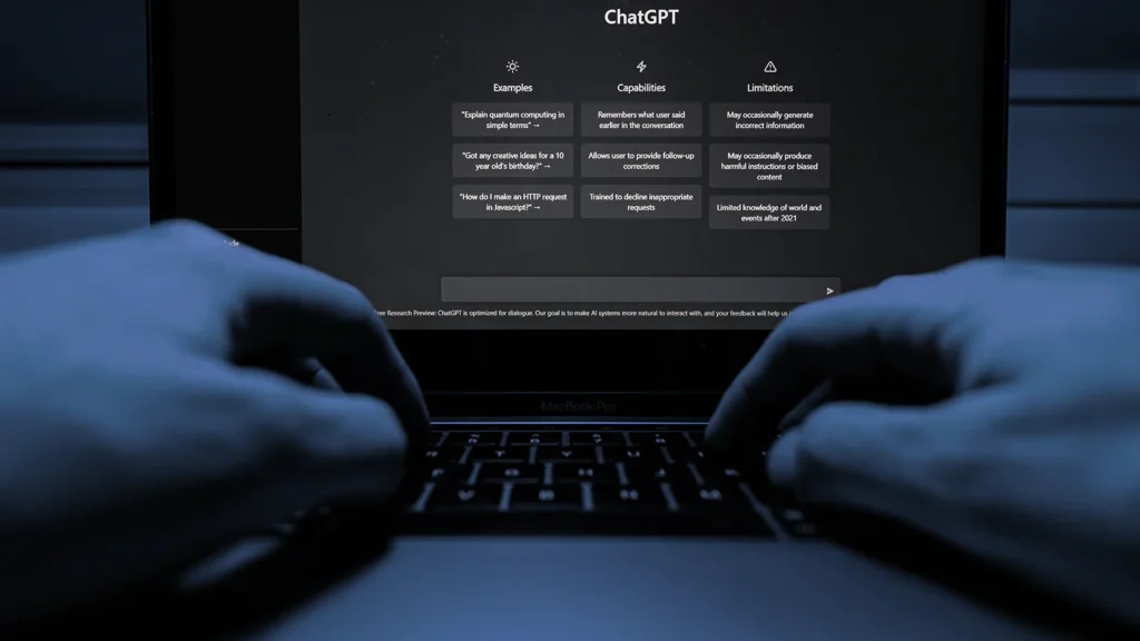 Руки на клавиатуре ноутбука