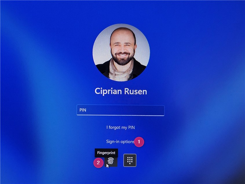 Нажмите или коснитесь «Параметры входа» и выберите «Отпечаток пальца».