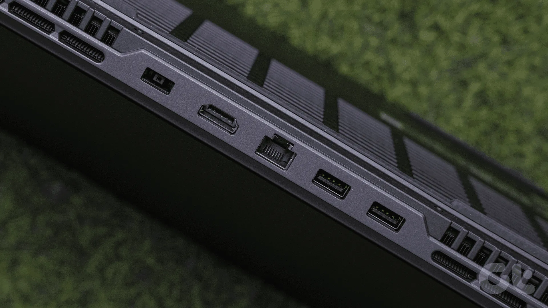 Задняя панель ввода-вывода — обзор Lenovo Legion Slim 5i Gen 8 (2023 г.)