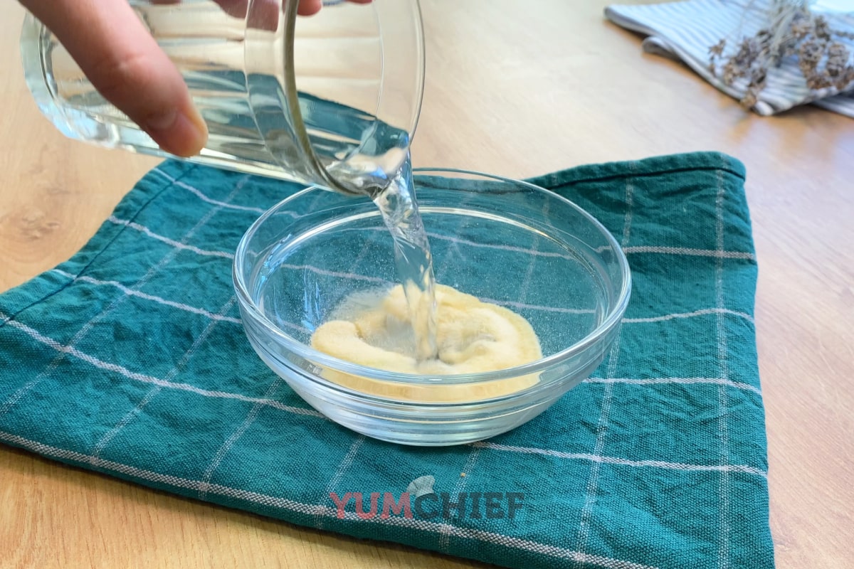 Приготовление шоколадно-ванильной панна-котты: шаг 1.