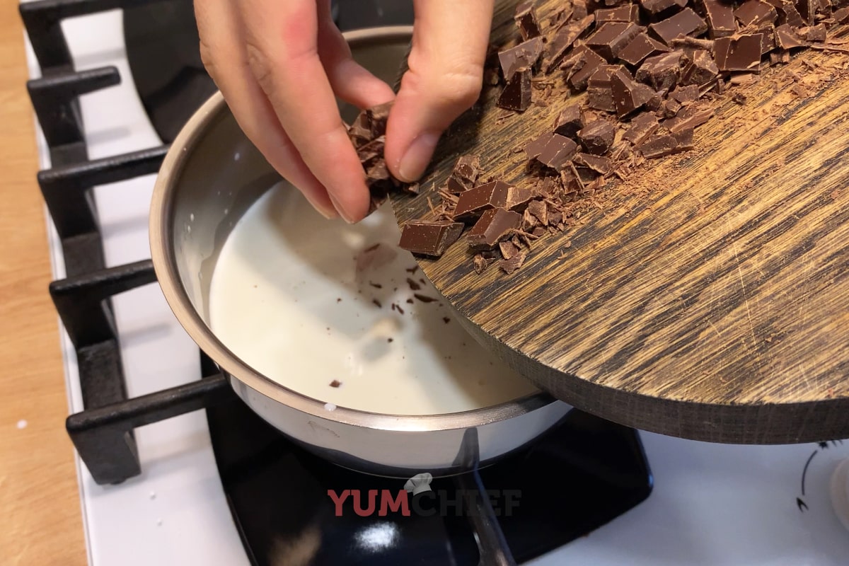 Приготовление шоколадно-ванильной панна-котты: шаг 6.