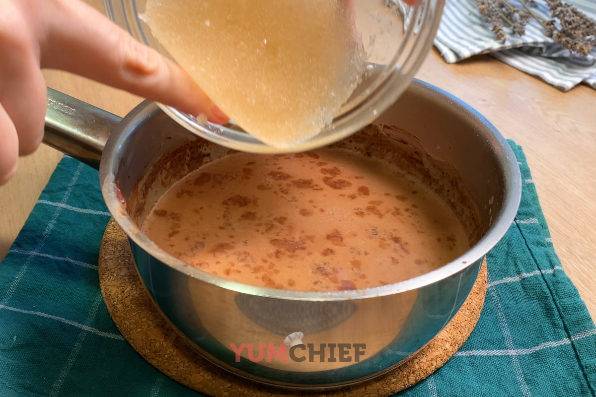 Приготовление шоколадно-ванильной панна-котты: шаг 7.