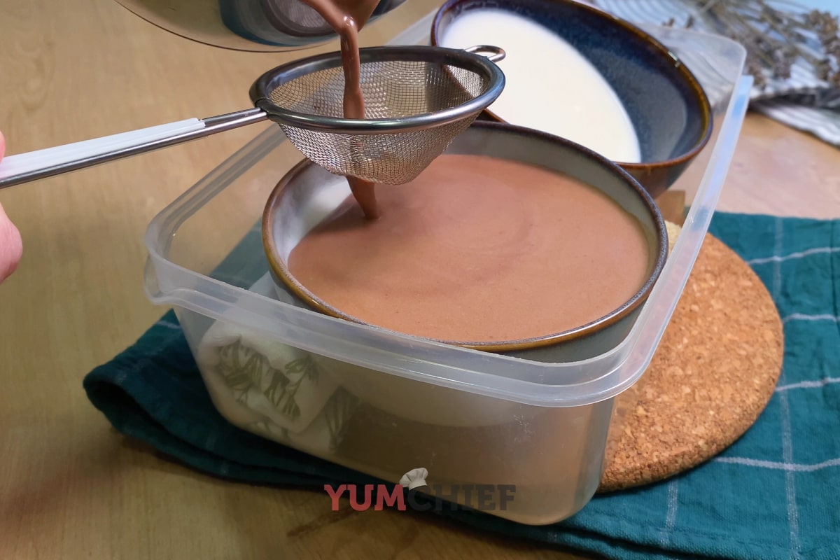 Приготовление шоколадно-ванильной панна-котты: шаг 8.