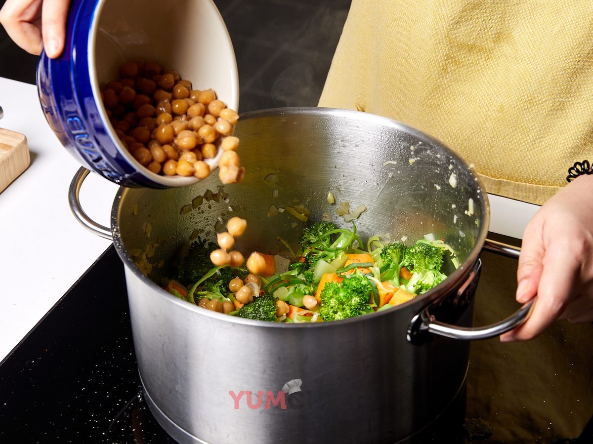 Зеленый овощной суп с нутом: фото 2 шага в рецепте