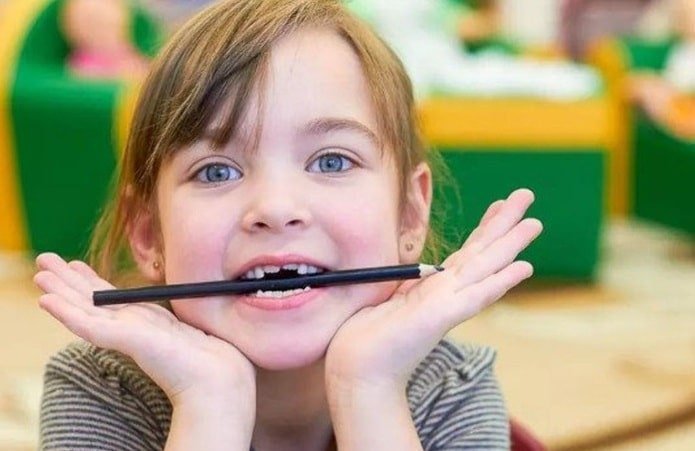 Девочка грызет карандаши
