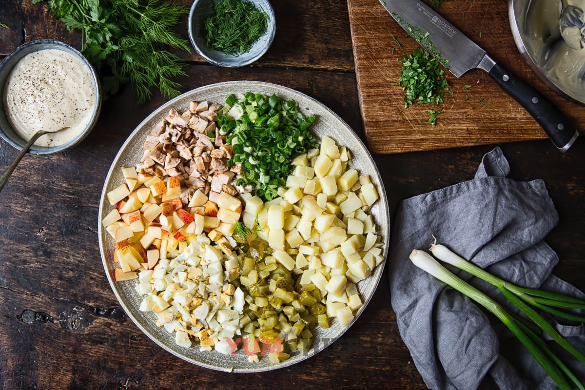 Фотография приготовления оливье с курицей