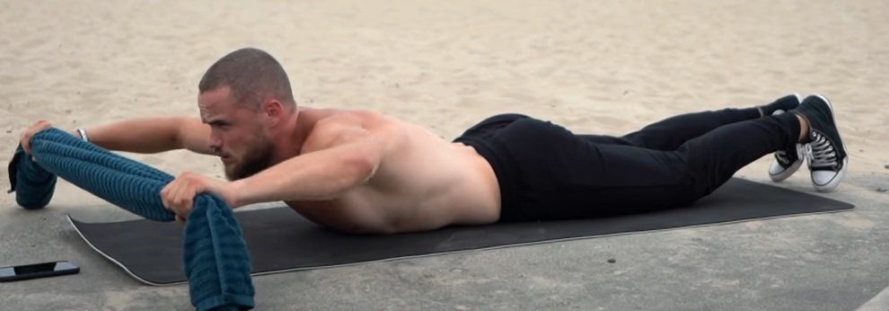 Этот аналог классических подтягиваний подойдет для домашних тренировок