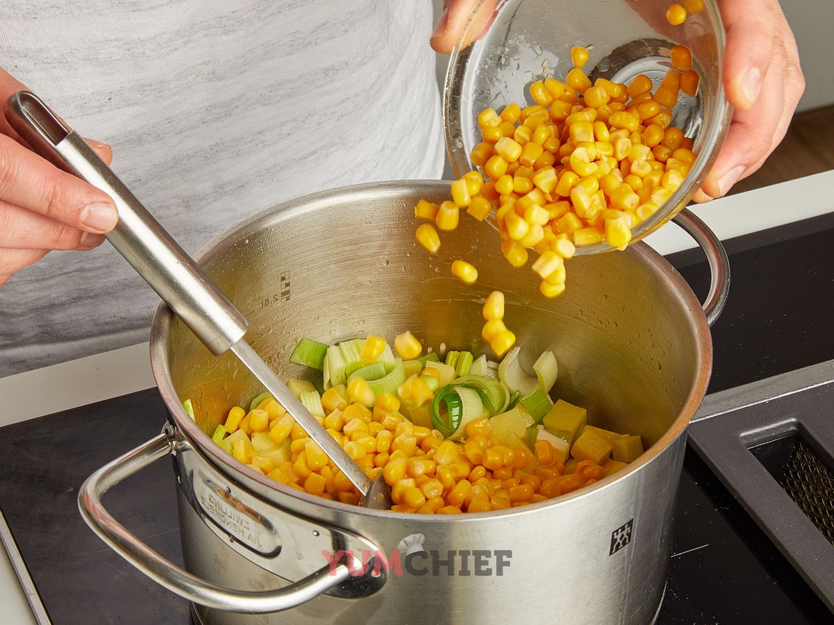 Быстрый и простой суп из сладкой кукурузы: фото 2 шага в рецепте