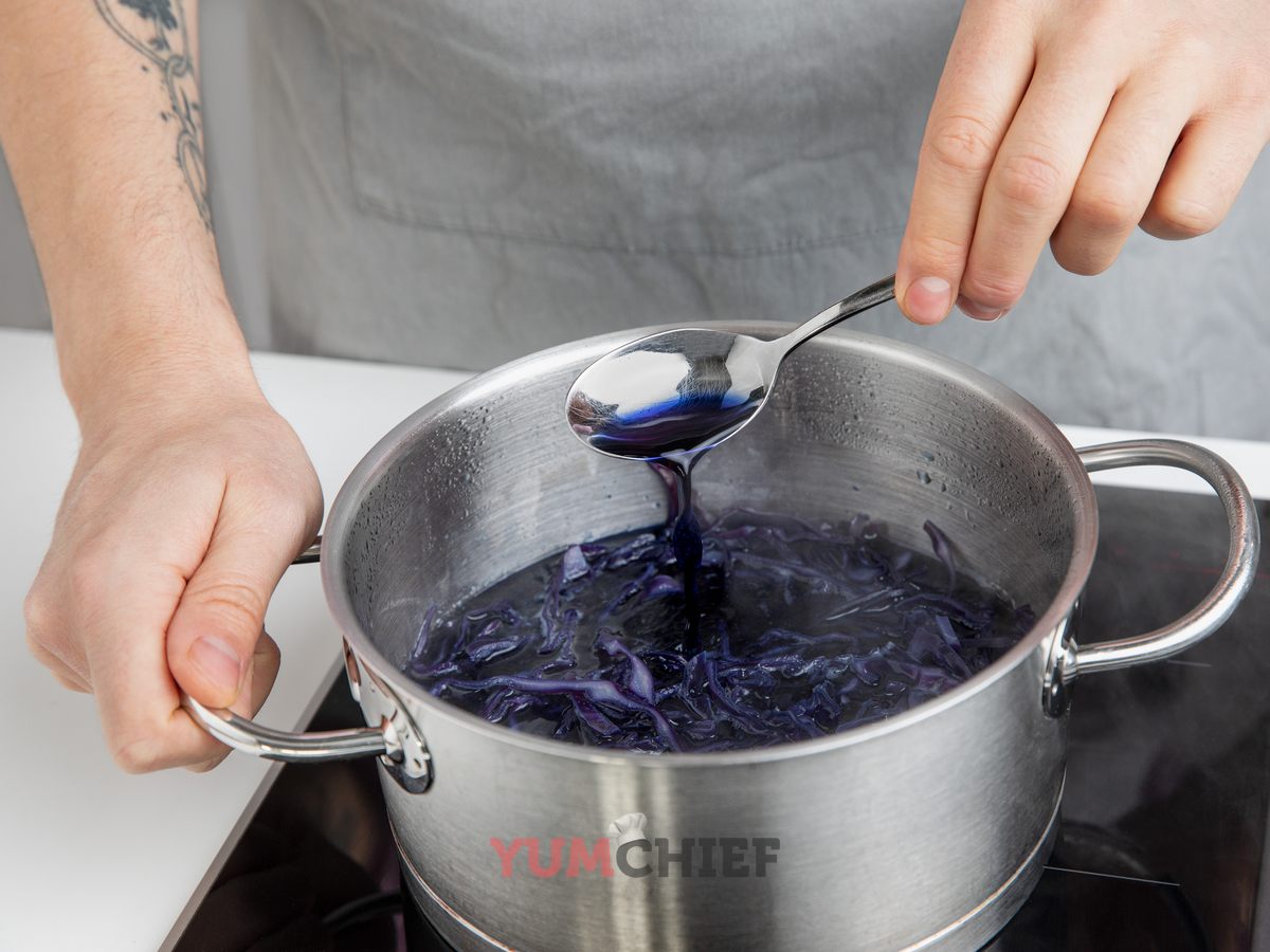 Салат из радужной стеклянной лапши с тофу и салатом из красной капусты: фото 1 шага в рецепте