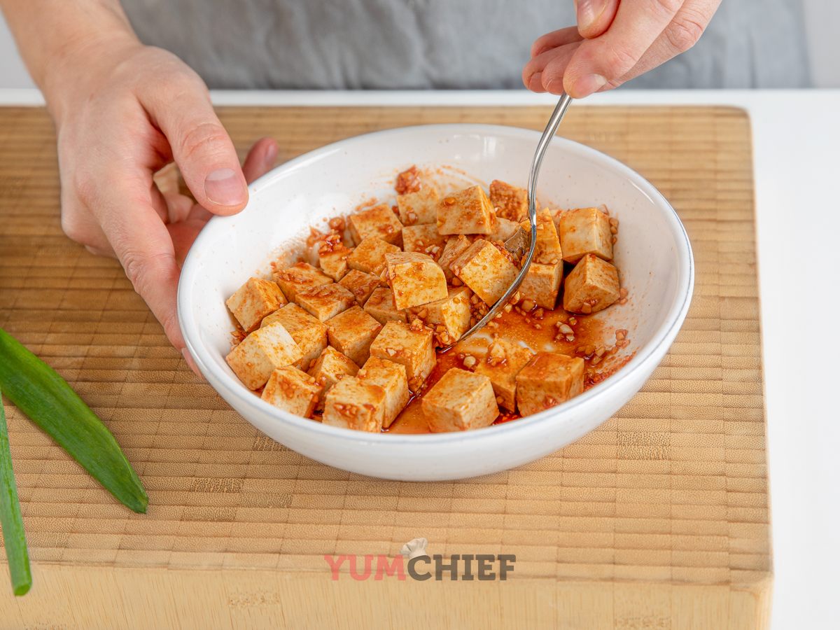 Салат из радужной стеклянной лапши с тофу и салатом из красной капусты: фото 2 шага в рецепте