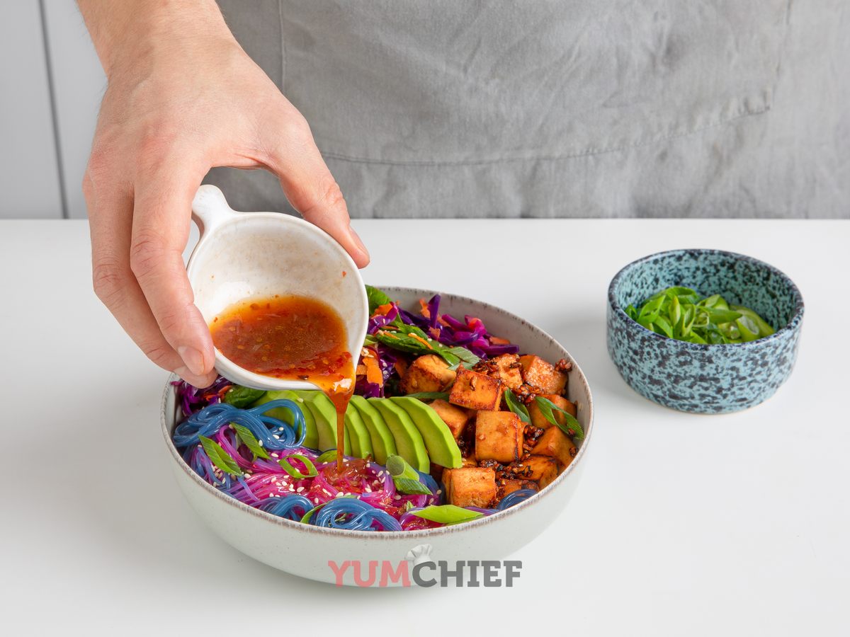 Салат из радужной стеклянной лапши с тофу и салатом из красной капусты: фото 4 шага в рецепте