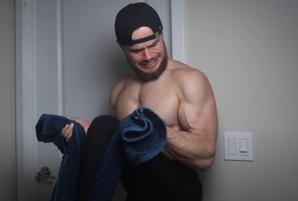 Отличное упражнение с подручной вещью, которое можно выполнять дома