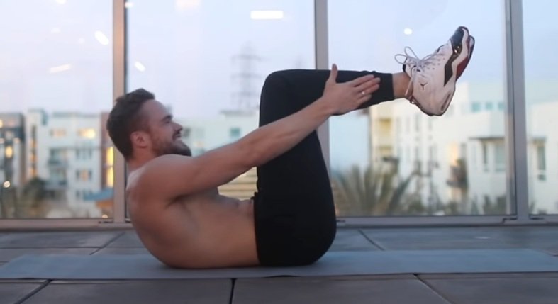 Скручивания к пяткам, где нужно задеть щиколотки