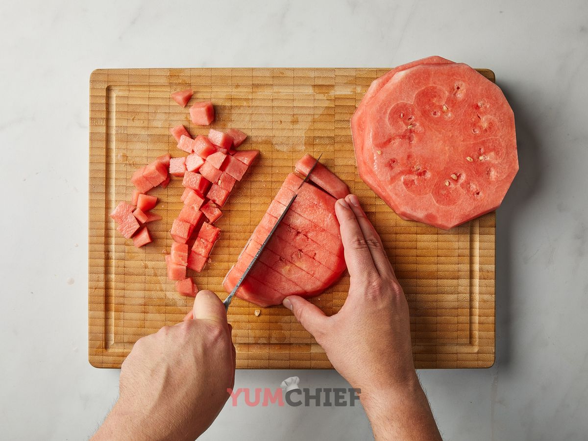Салат из помидоров и арбуза: фото 1 шага в рецепте
