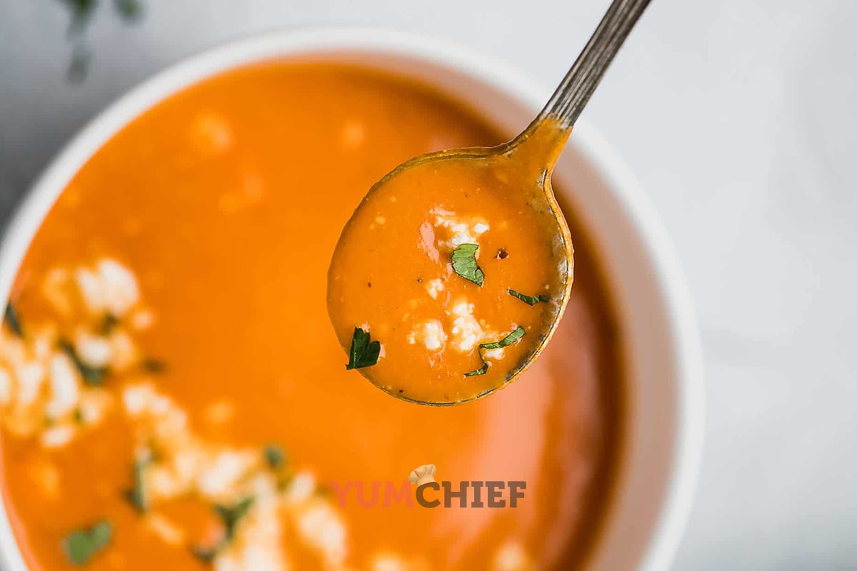 Фотография томатного супа с фетой