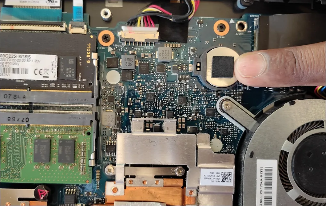 Переустановите батарею CMOS.