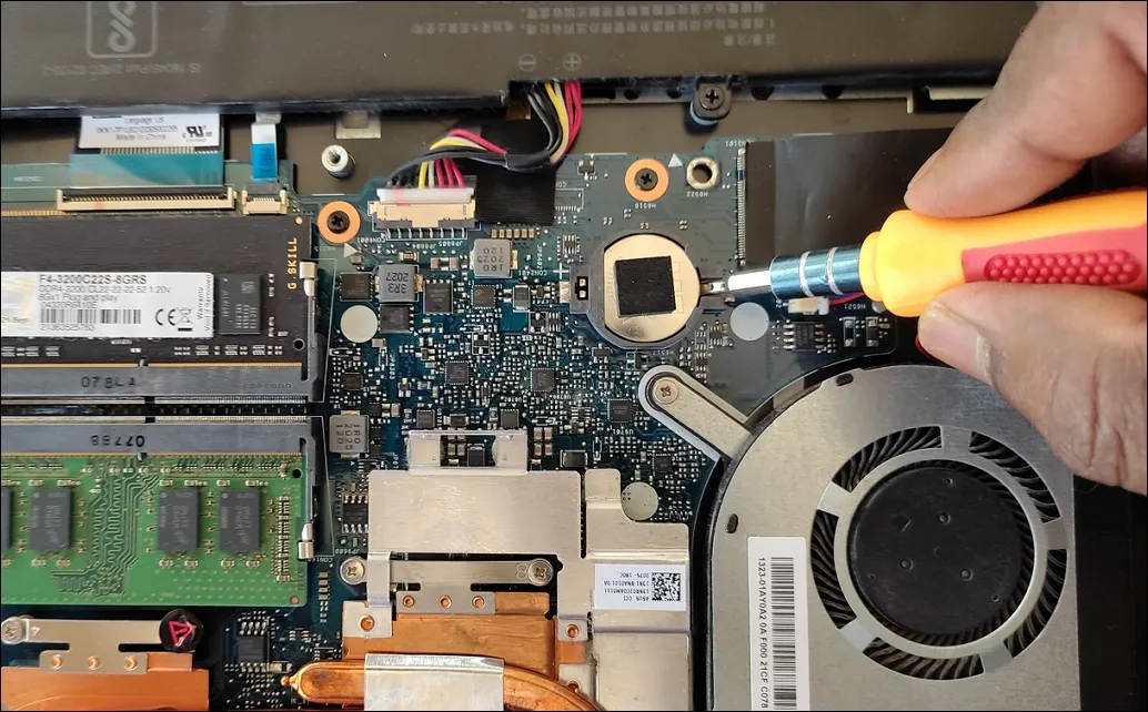 Извлеките батарею CMOS