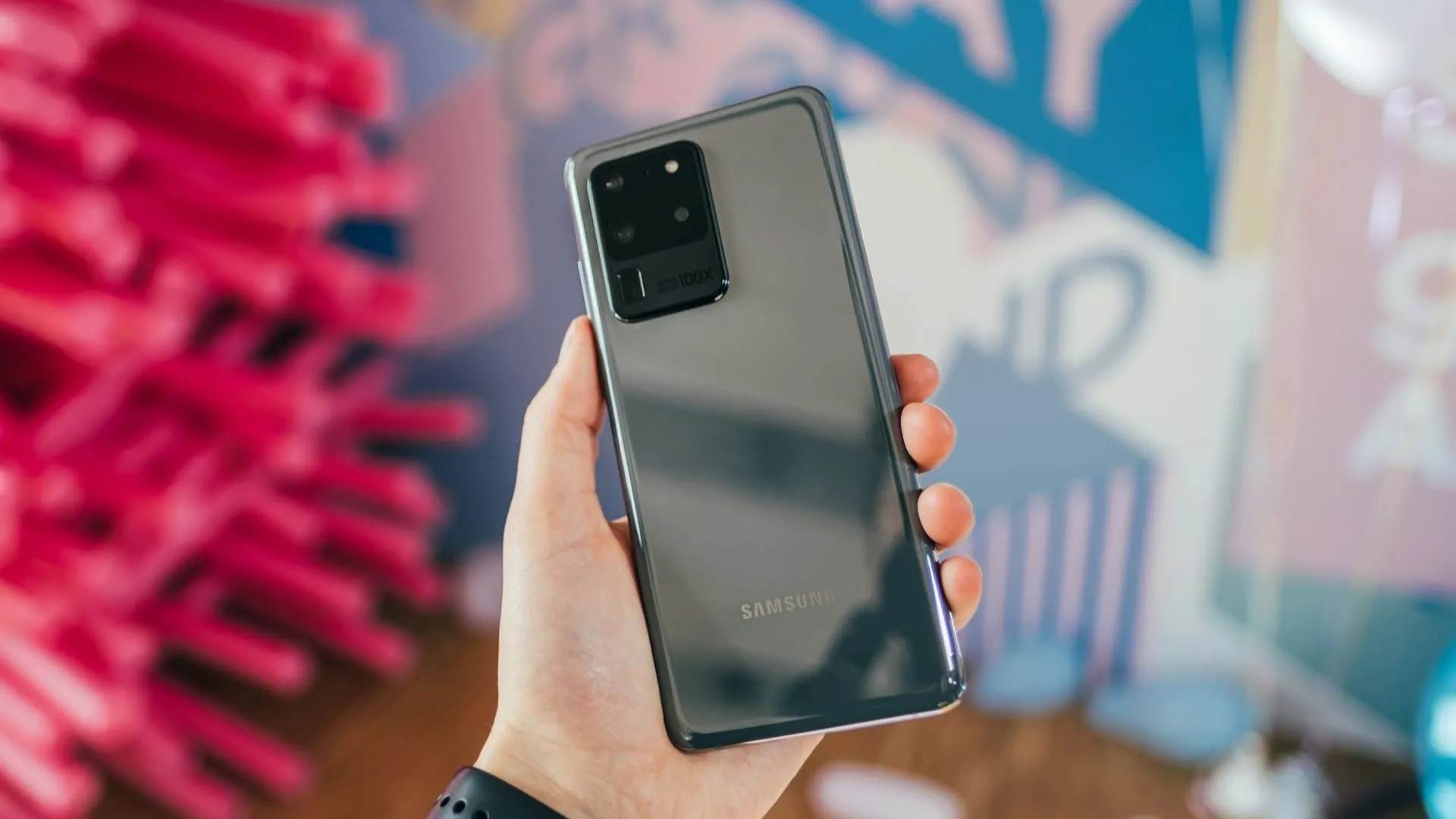 Держите телефон Samsung